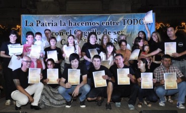 850 adultos que terminaron el secundario  fueron protagonistas de un emotivo festejo