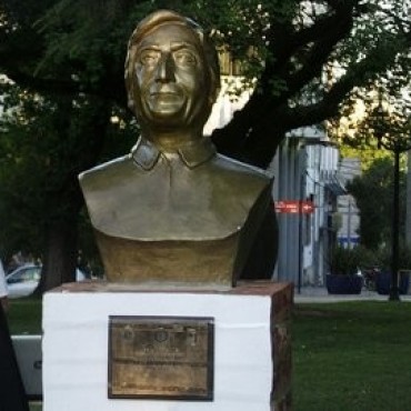 El  busto en homenaje al ex presidente N&eacute;stor Kirchner fue descubierto en la Plaza