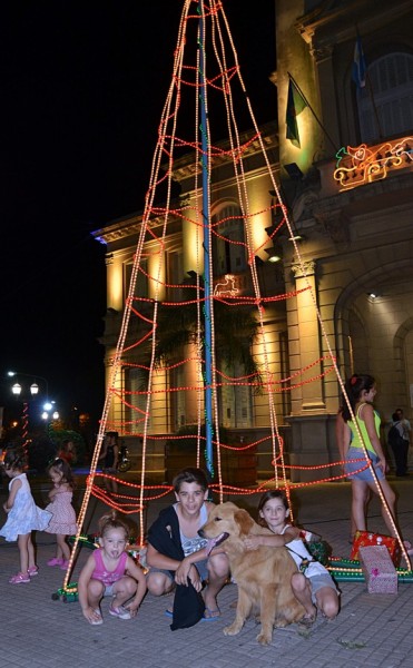 El municipio encendi&oacute; el arbolito y arm&oacute; un pesebre viviente