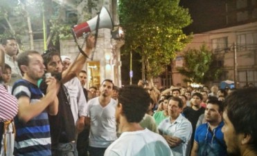 Abella junto a trabajadores despedidos de Tenaris, se comprometi&oacute; a buscar que la empresa de marcha atr&aacute;s