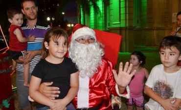 Con un pesebre viviente y Pap&aacute; Noel, el esp&iacute;ritu navide&ntilde;o se disfrut&oacute; en la ciudad
