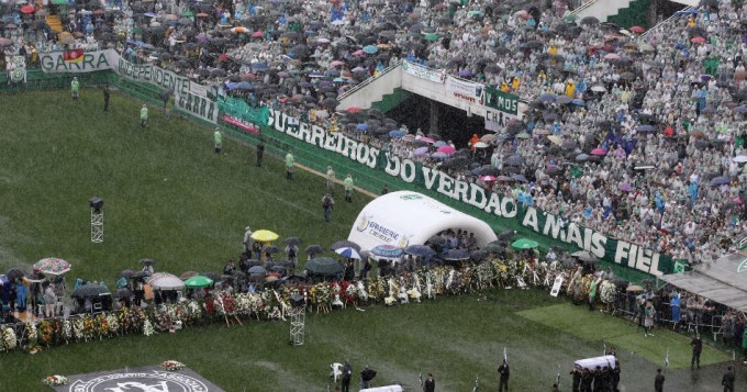 Emotivo y doloroso último adiós a los futbolistas en Brasil