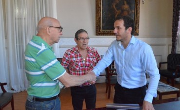 Abella entreg&oacute; un subsidio al Centro de Jubilados de la calle Pueyrred&oacute;n 