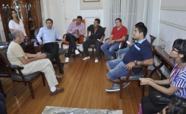 Abella se reuni&oacute; con integrantes de Otamendi F&uacute;tbol Club