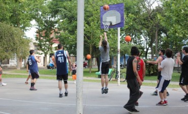 Exitoso torneo de B&aacute;squet 3 vs 3 en la Plaza Italia