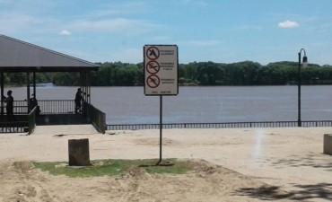 Defensa Civil coloc&oacute; carteles de advertencia en la costanera local 