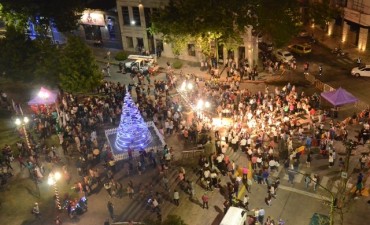 Cientos de vecinos disfrutaron del encendido del arbolito de Navidad