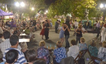 El tango celebr&oacute; su d&iacute;a con un espect&aacute;culo inolvidable en la Plaza Eduardo Costa
