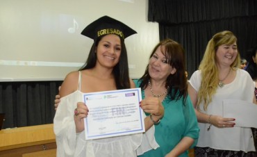 Contin&uacute;an las entregas de diplomas a los egresados de Plan Fines