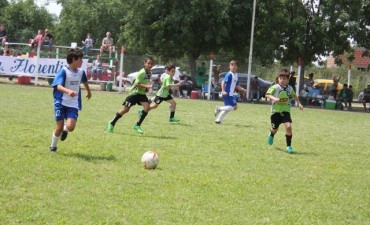 Alumnos de la Escuela Municipal de F&uacute;tbol se destacaron en Carmen de Areco 