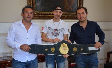 En la previa a la pelea, el Intendente recibi&oacute; a El Principito Witt   