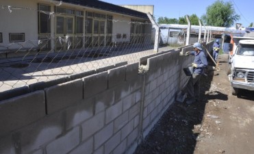 Avanza la construcci&oacute;n del muro perimetral en el jard&iacute;n del barrio Dignidad