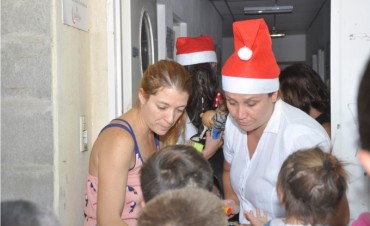 Pap&aacute; Noel visit&oacute; el CAPS del barrio Las Campanas