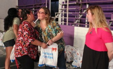 Beneficiarios de programas sociales recibieron kits navide&ntilde;os