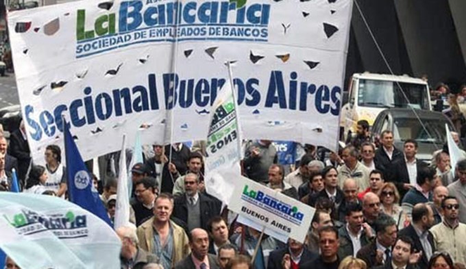 Apenas dos horas de atenci&oacute;n en bancos este lunes y martes