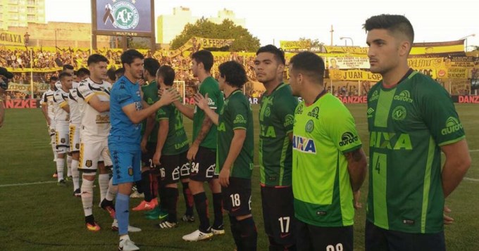 San Lorenzo sali&oacute; a la cancha con la casaca del Chapecoense, Blandi us� la camiseta de uno de los sobrevivientes