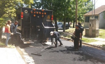 Realizan bacheo con concreto asf&aacute;ltico en calles del barrio Santa Florentina