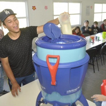 Contin&uacute;an las entregas de filtros purificadores de agua en edificios escolares de la isla