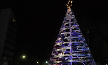 El arbolito de Navidad ya ilumina el centro de la ciudad