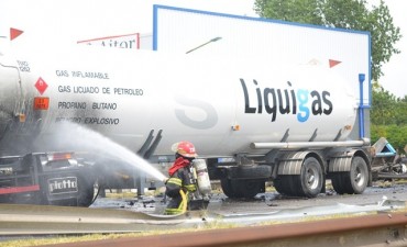 Panamericana est&aacute; cerrada al tr&aacute;nsito por choque de dos camiones   
