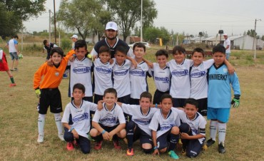 F&uacute;tbol infantil: ni&ntilde;os de la ciudad participaron del Mundialito de Carmen de Areco