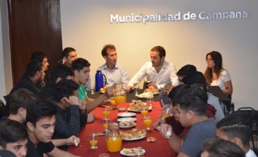 El Intendente comparti&oacute; un desayuno con j&oacute;venes deportistas