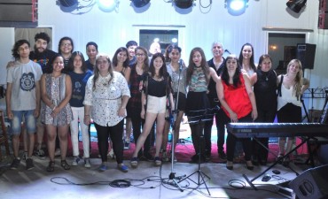 Escuela Municipal de M&uacute;sica: m&aacute;s de 40 j&oacute;venes protagonizaron un gran show en vivo