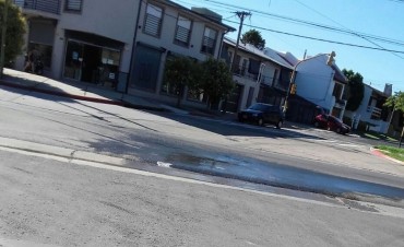 ABSA repara una p&eacute;rdida de agua en el boulevard Dellepiane