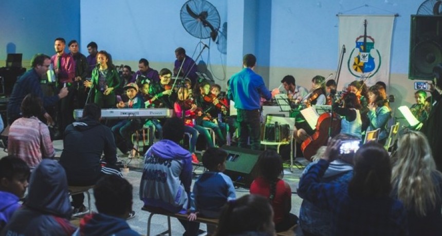 La Orquesta Escuela Campana presentó un sensacional concierto de fin de año