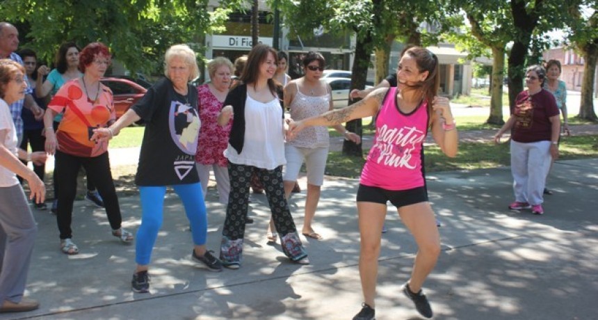 Adultos mayores disfrutaron de una clase abierta de Zumba