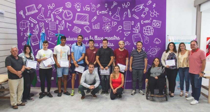 Abella entregó las becas de alto rendimiento deportivo