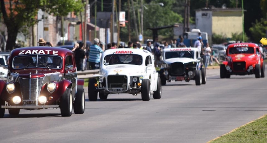 Autos de competici&oacute;n rugieron en la previa de la Fiesta del Primer Autom&oacute;vil