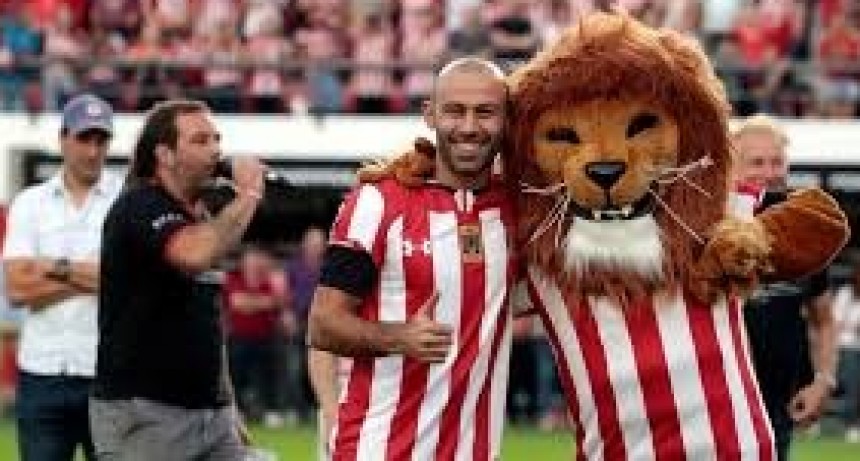 M&aacute;s de 15.000 hinchas le dieron la bienvenida a Mascherano en su primer d&iacute;a en Estudiantes