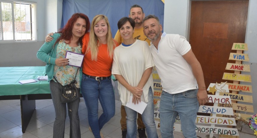 Con la entrega de diplomas a m&aacute;s de 100 vecinos, culmin&oacute; el programa &ldquo;Hacemos Futuro&rdquo; 