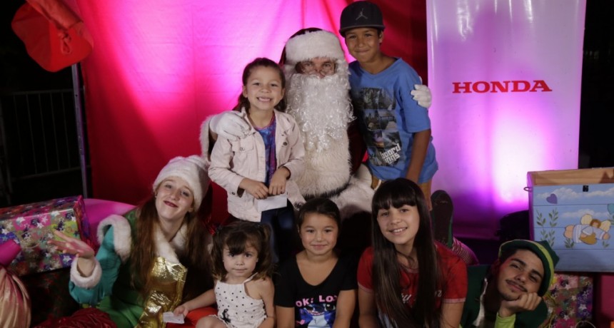 Con la visita de Pap&aacute; Noel, se encendi&oacute; el &aacute;rbol de navidad en la Plaza Eduardo Costa