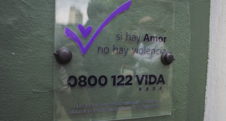 Colocan en edificios p&uacute;blicos placas informativas para asistir a v&iacute;ctimas de violencia de g&eacute;nero