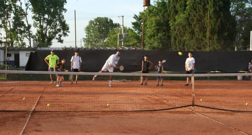 La Escuela Municipal de Tenis continuar&aacute; sus clases en el verano