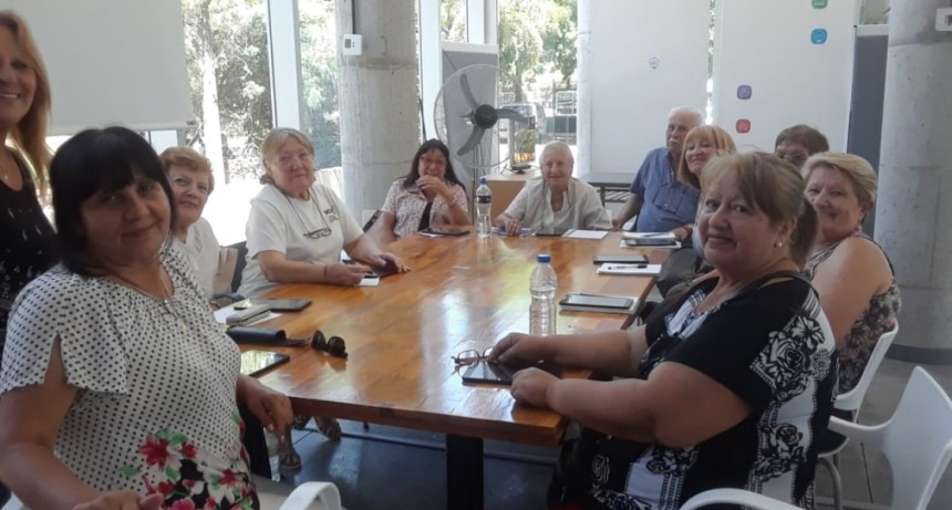 Programa +Simple: adultos mayores se capacitan en el uso de sus tablets 