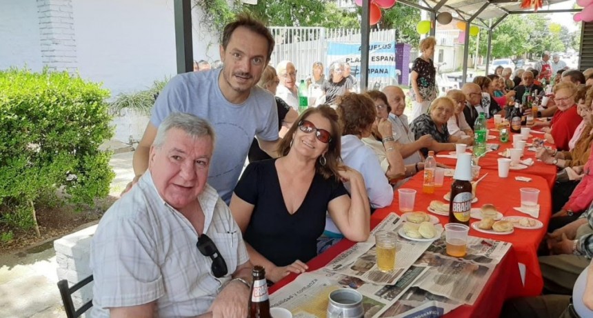 Abella acompa&ntilde;&oacute; el 20&ordm; aniversario de la Asociaci&oacute;n Abuelos de la Plaza Espa&ntilde;a 