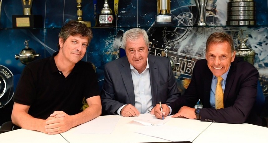 "&iexcl;Bosteros, nos va a ir muy bien!", dijo Pergolini durante la firma de Russo como nuevo entrenador