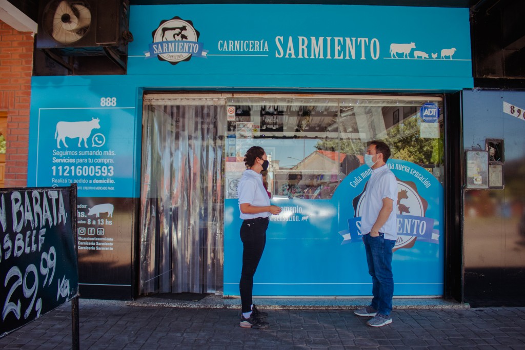 Abella visitó la Carnicería Sarmiento y felicitó a sus dueños por la renovación de la marca