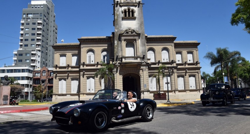 Con una caravana de autos y motos, se celebró la Fiesta del Automóvil 