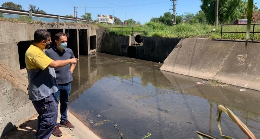 Importantes trabajos de limpieza en el desagüe pluvial de Dorrego y ruta 6