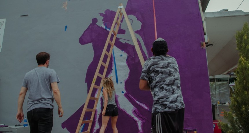 Pintan un mural alusivo al tango en la plazoleta de Rocca y Güemes 