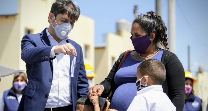  MORENO Kicillof , Mariel Fernández y Máximo Kirchner entregaron 364 viviendas en el barrio La Perla