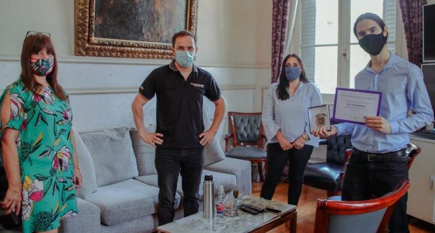 Abella distinguió a joven campanense por su excelencia académica 