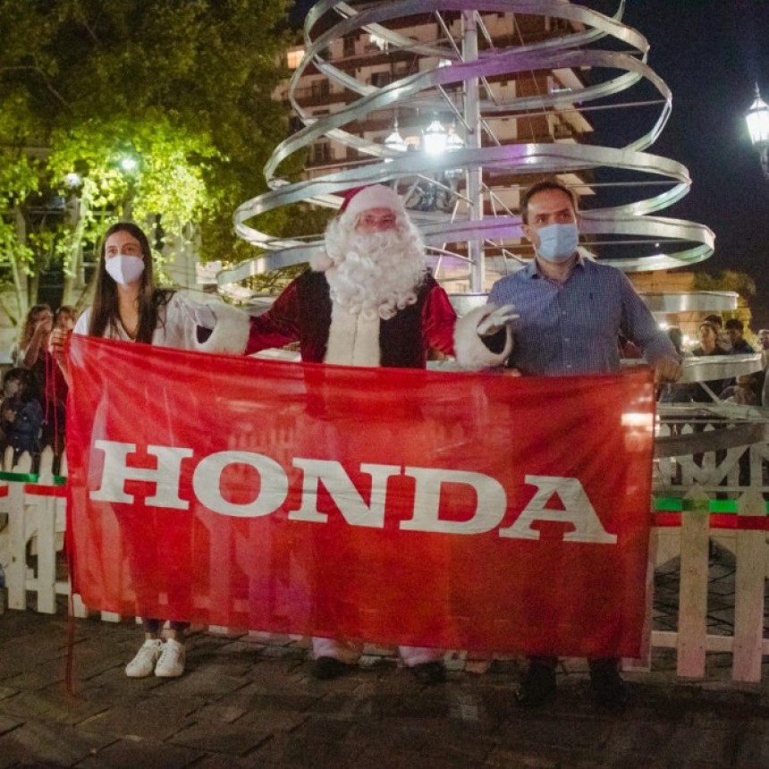 Cientos de chicos se sacaron su foto con Papá Noel y acompañaron el encendido del árbol de Navidad