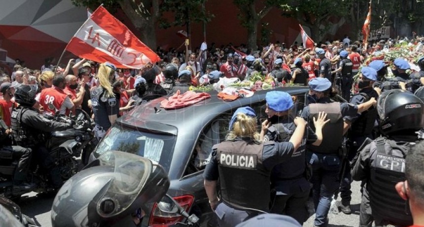 Sabella recibió el último adiós en un conmovedor recorrido por La Plata