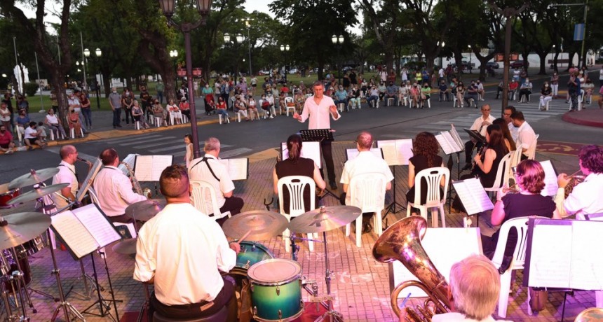  La Banda Municipal brindó un magnífico concierto en la Explanada del Palacio Municipal