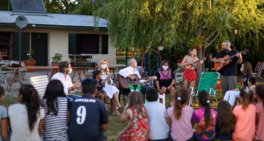 En la víspera de Navidad, el Presidente visitó a chicos en guarda judicial y sus cuidadores 